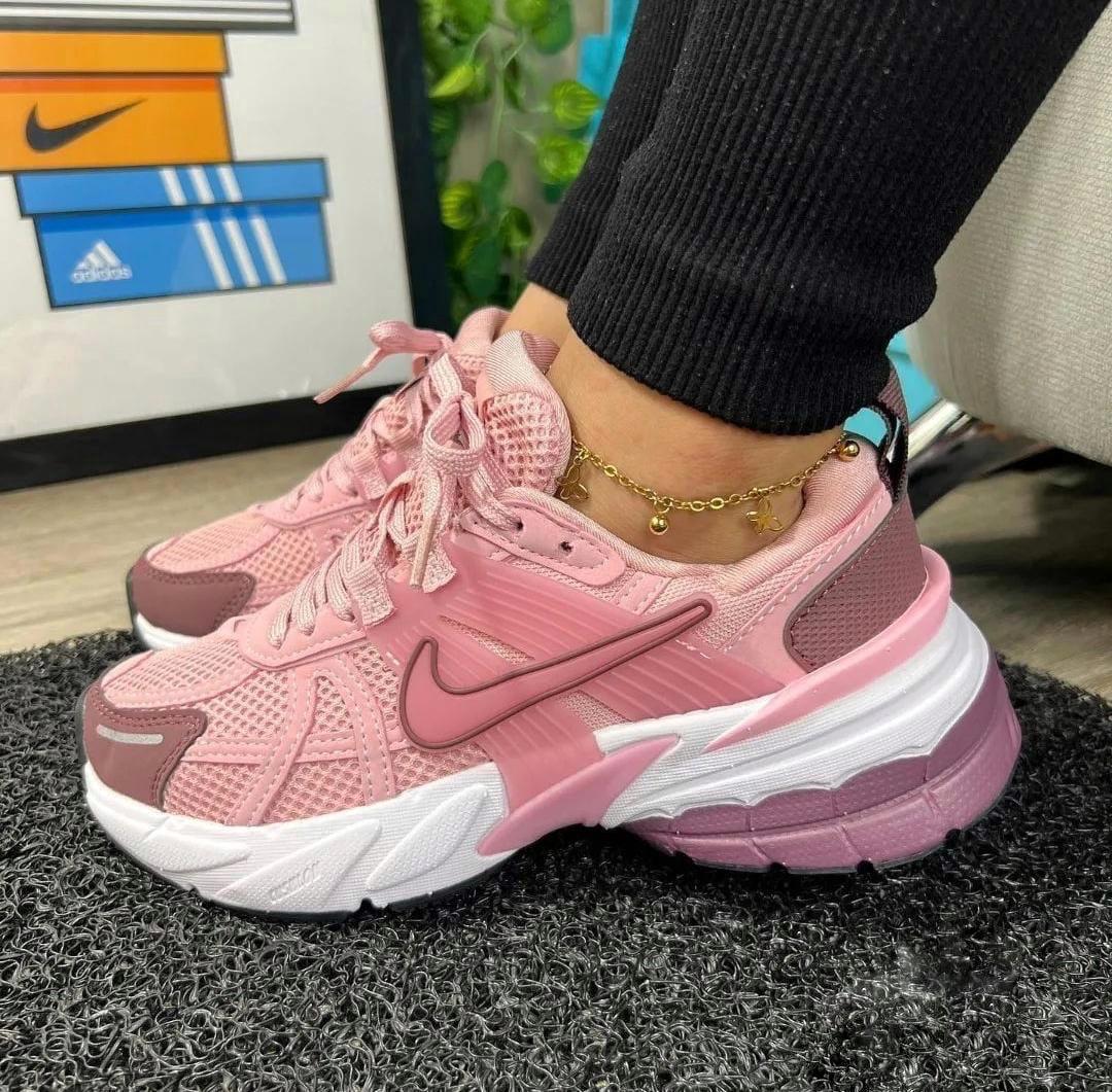 Zapatos Nike V2K Run Rosa Dama: Estilo y Comodidad