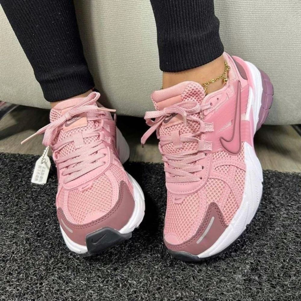 Zapatos Nike V2K Run Rosa Dama: Estilo y Comodidad